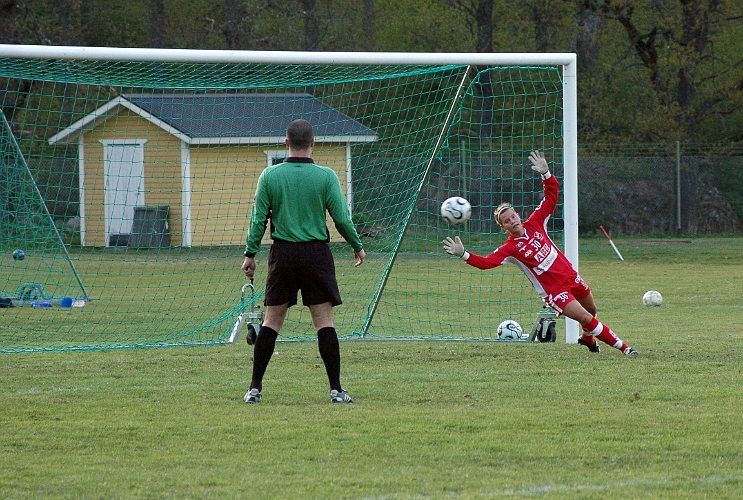 2007_0503_02.JPG - Första bonusstraffen för Arboga betyder 1-3, målskytt Kajsa Rudengård